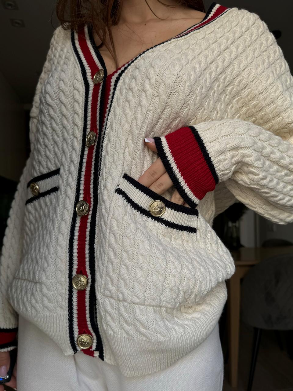 Cardigan Élégant en Maille avec Détails Rouges et Noirs - Image 2